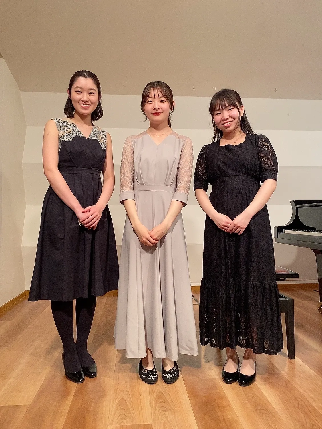 演奏終了後、共演者とともに観客へ向けて挨拶をする小嶋葵