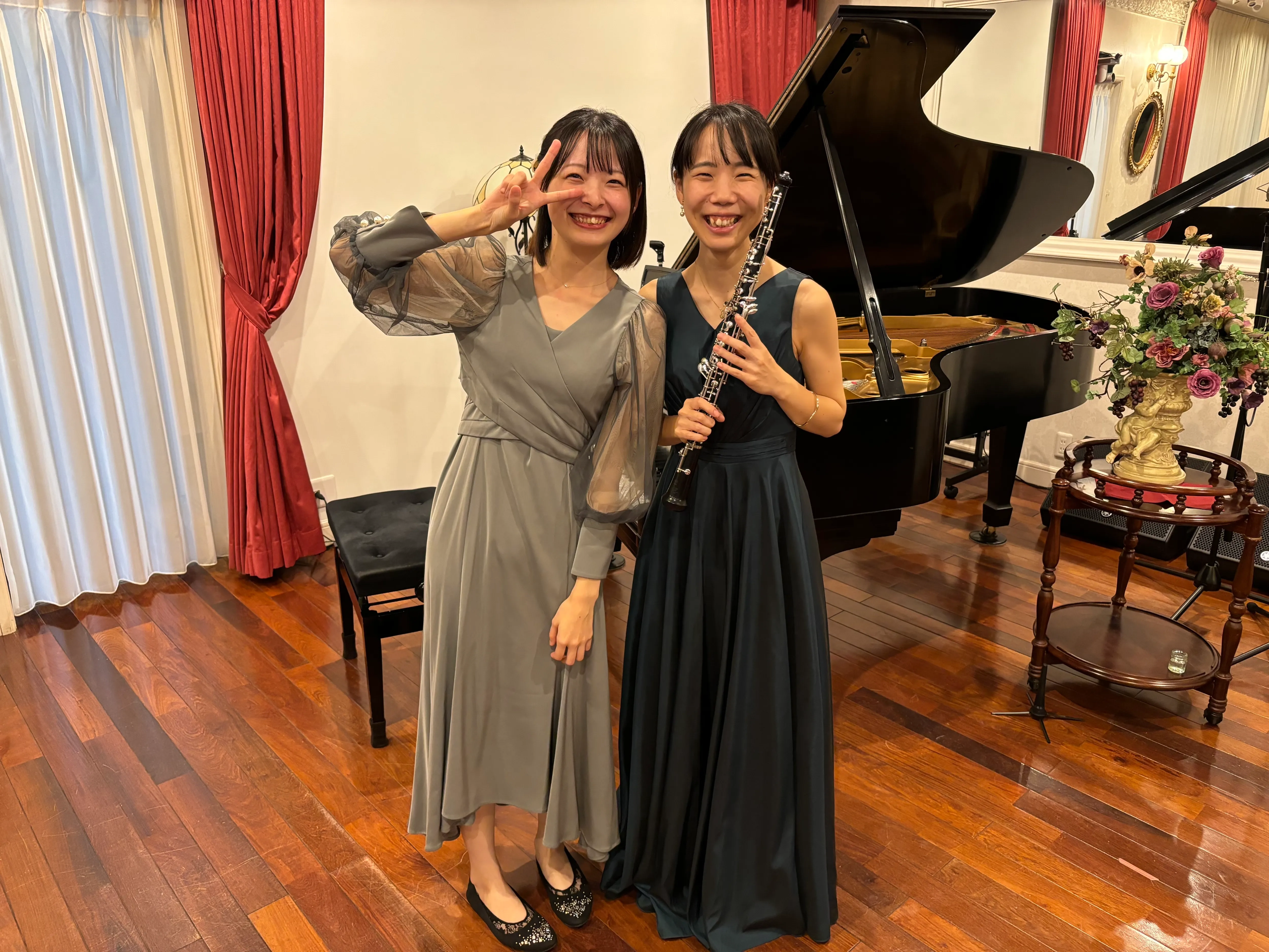 リハーサル室で楽譜を確認しながら入念に打ち合わせを行うピアニスト小嶋葵