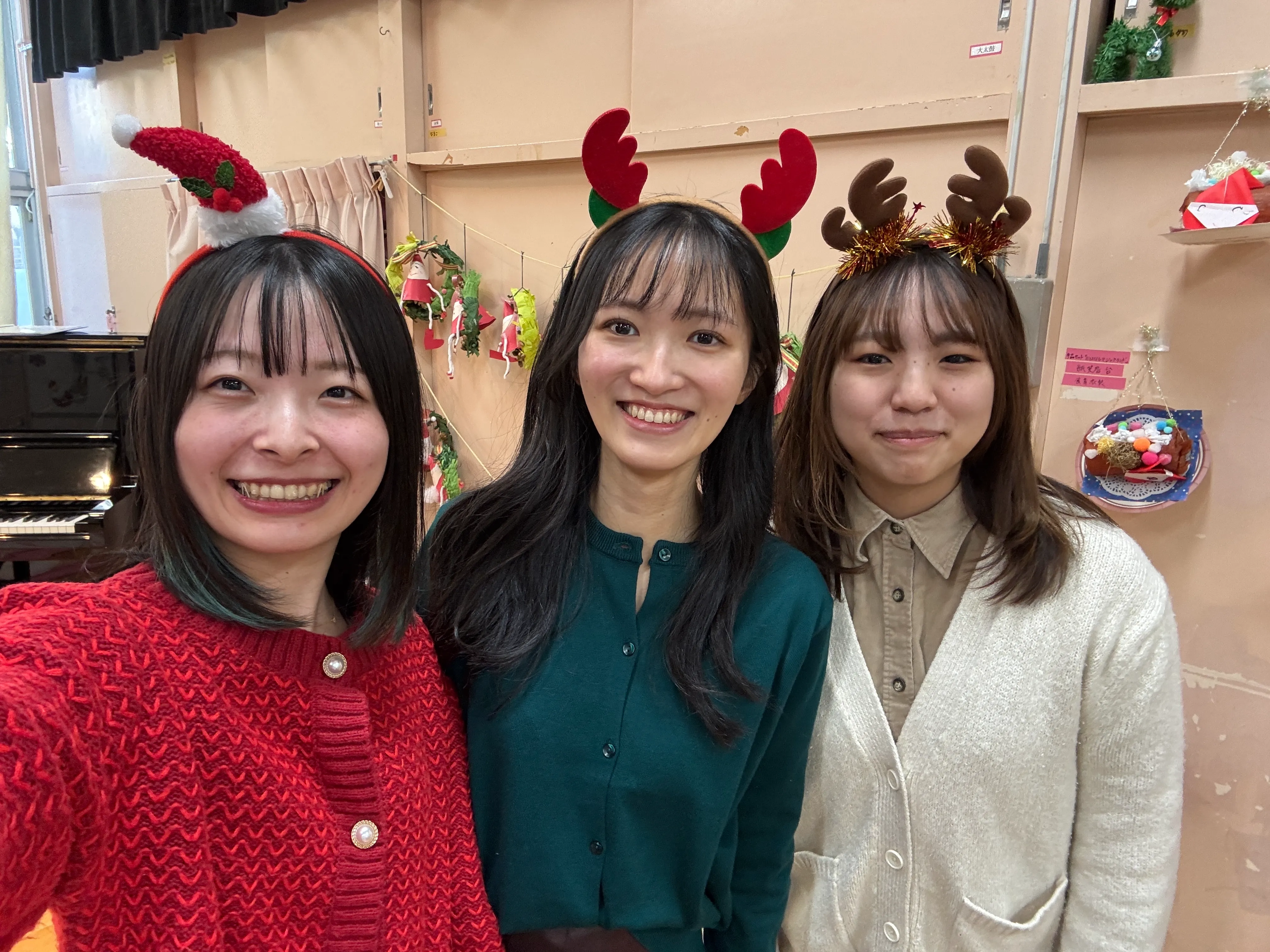 リハーサル室で楽譜を確認しながら入念に打ち合わせを行うピアニスト小嶋葵