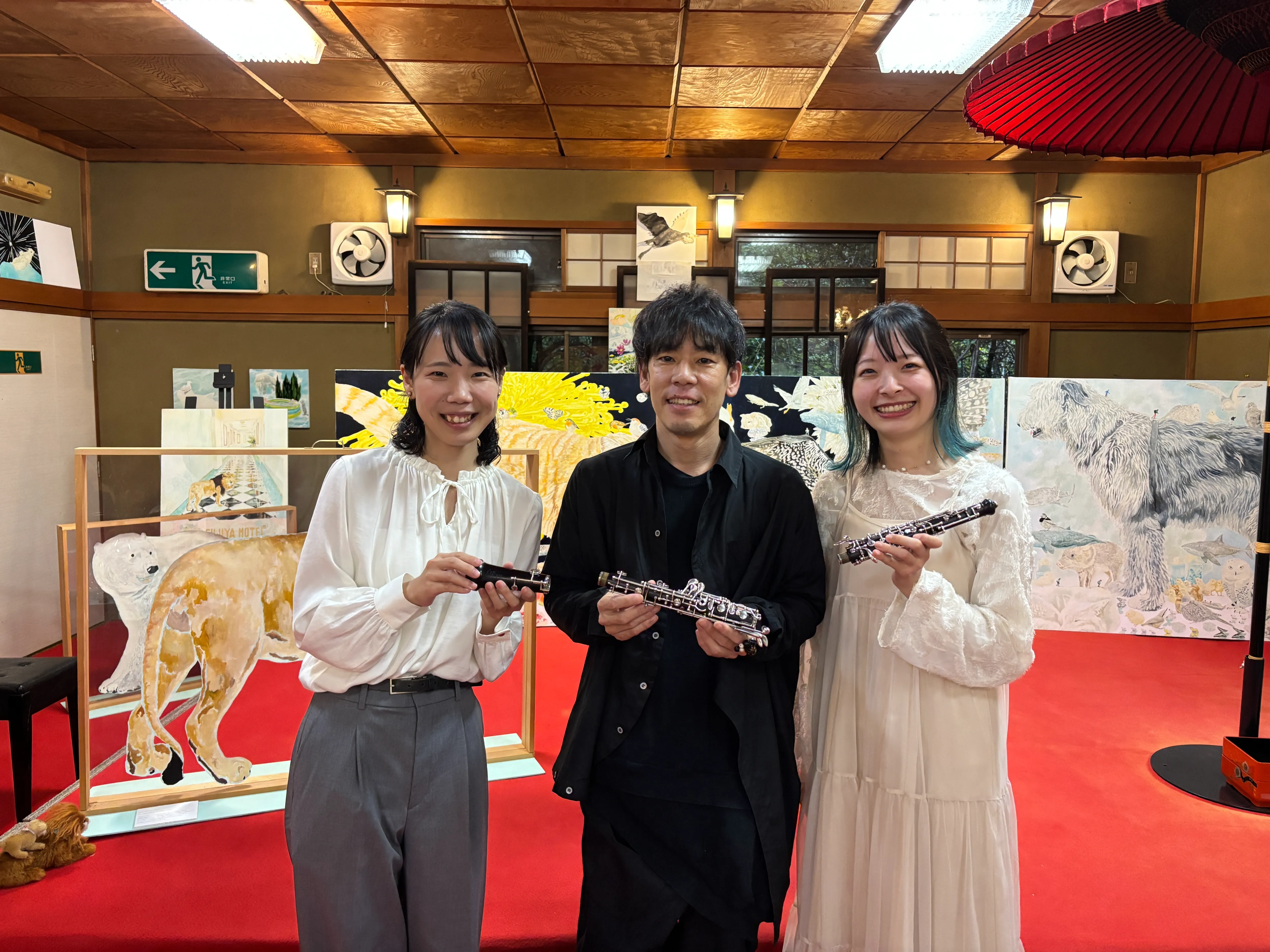 演奏終了後、共演者とともに観客へ向けて挨拶をする小嶋葵