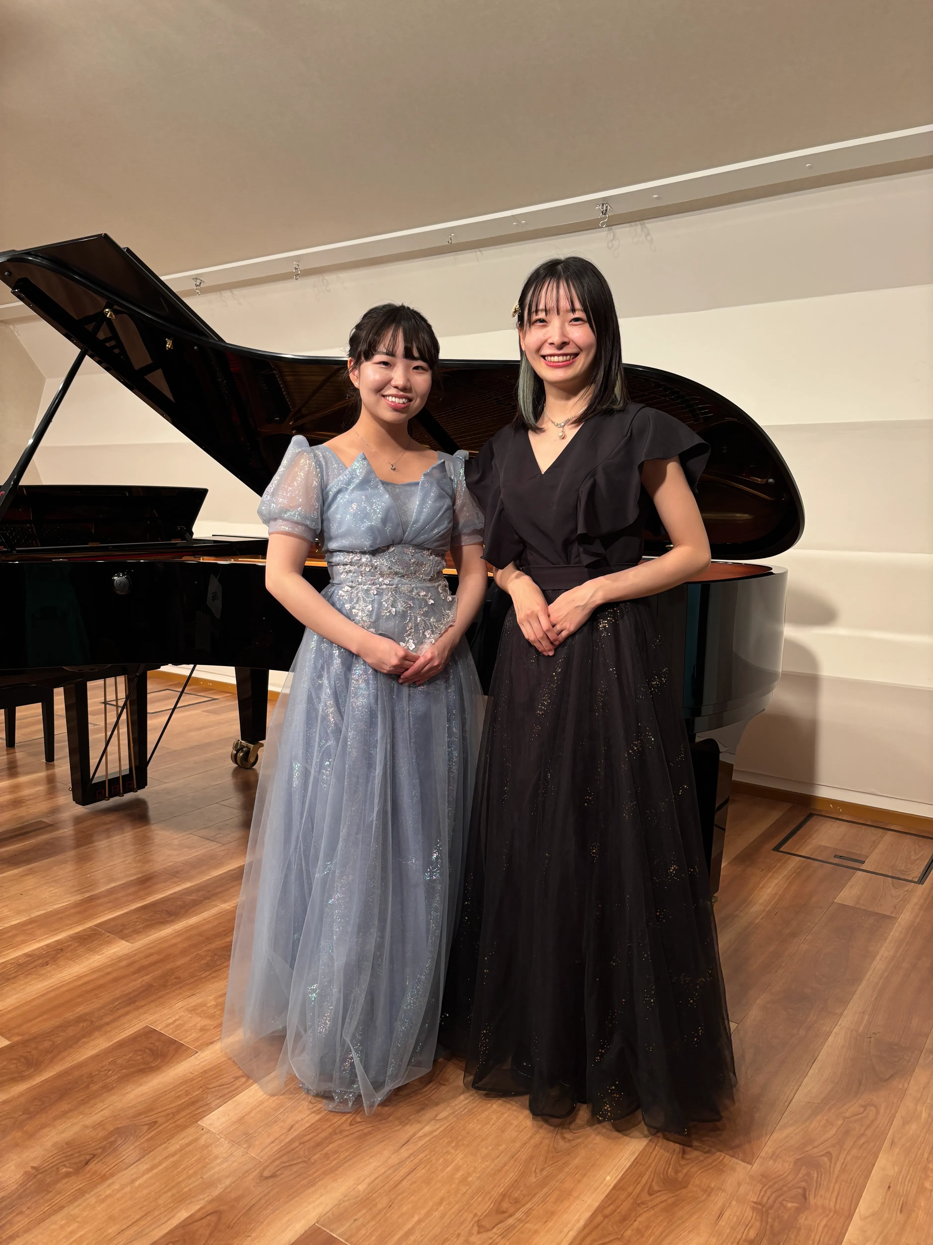 声楽や器楽の演奏者と息を合わせてアンサンブルを行うピアノ伴奏シーン