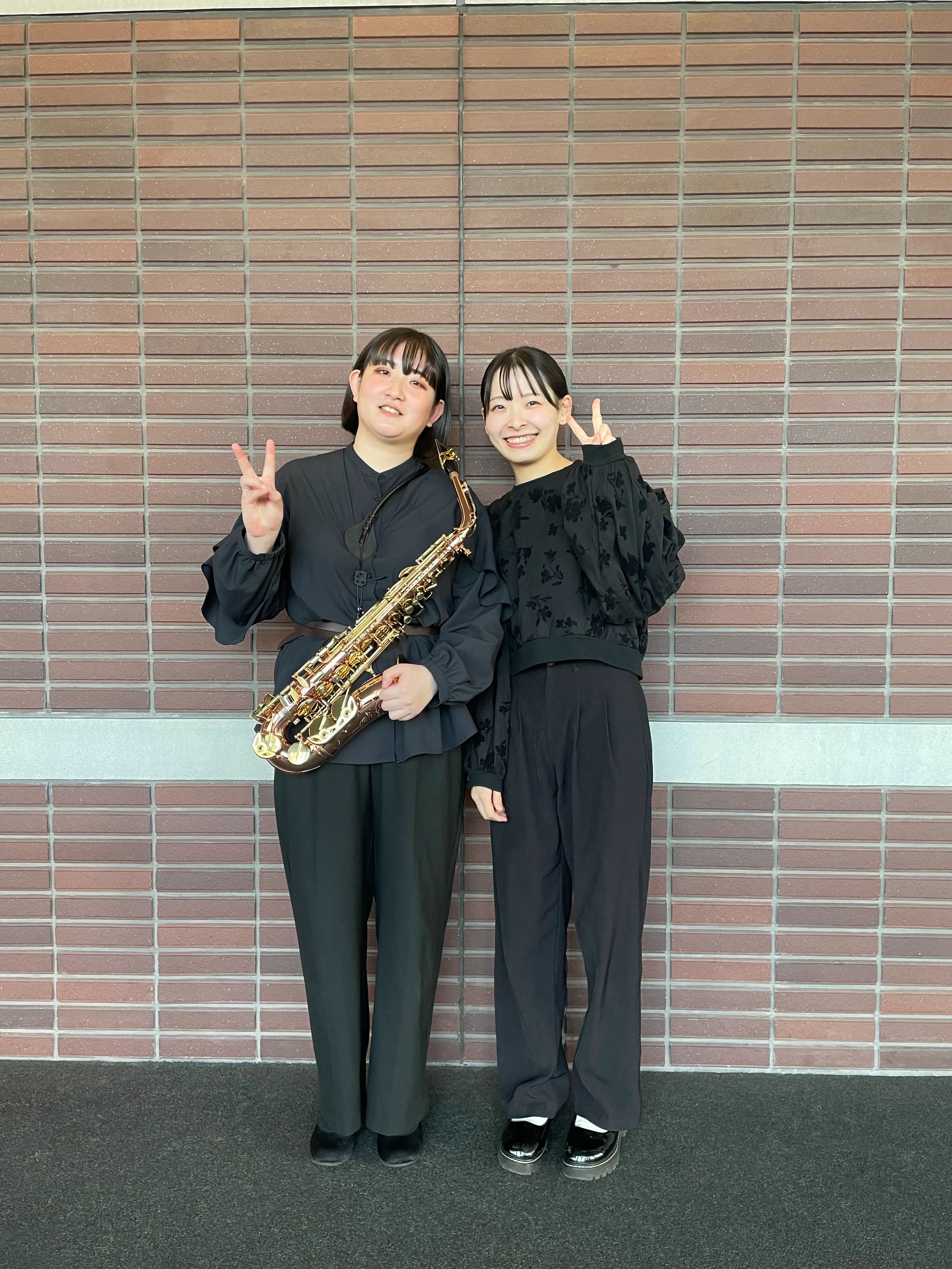 楽屋にて本番直前の指慣らしと集中力を高める伴奏ピアニストの様子