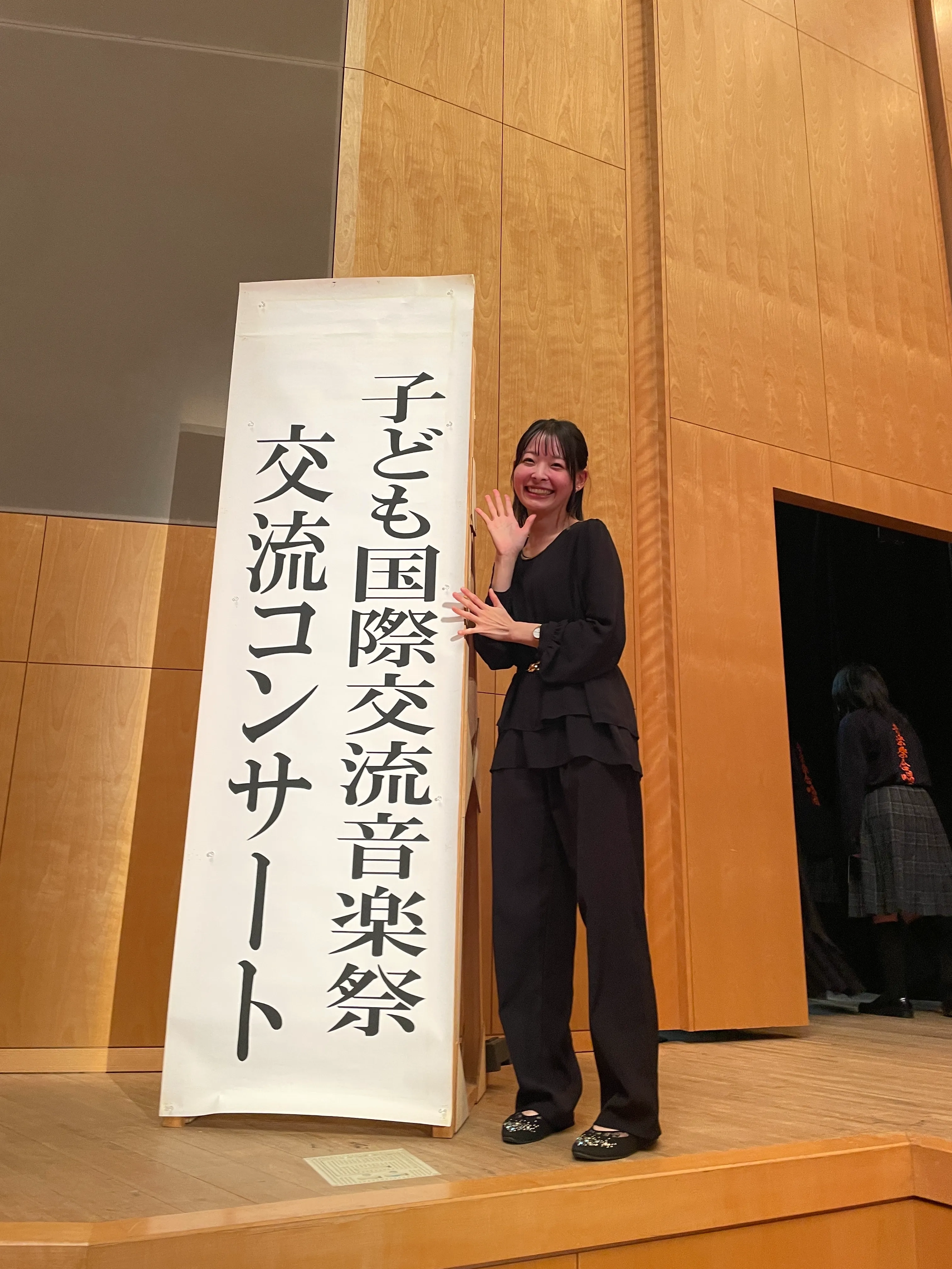 多くの聴衆の前で豊かな音色を響かせる小嶋葵のコンサート演奏